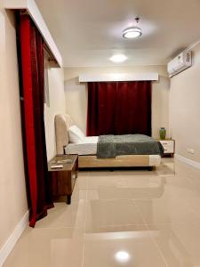 Un pat sau paturi într-o cameră la Prell condominium
