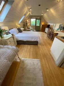 Großes Zimmer mit 2 Betten, einem Tisch und einer Küche in der Unterkunft Hazelhurst - close to Bewl Water in Wadhurst