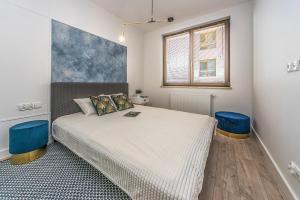 A bed or beds in a room at Glow Apartments, Apartamenty Garnizon Wrzeszcz