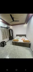 - une chambre avec un lit au plafond dans l'établissement Dsouza's Nature Farm, à Badlapur