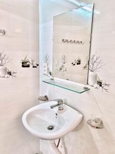 a bathroom with a sink and a mirror at Mie House Da Lat in Xuan An