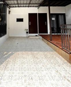 una stanza vuota con pavimento malandato in un edificio di EarlyHome@Adena- Graha Raya a Bendungan