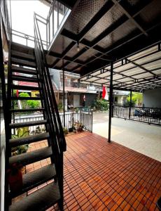 una escalera que conduce a un patio con techo en EarlyHome@Adena- Graha Raya, en Bendungan