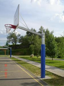 un aro de baloncesto en un parque con una red de baloncesto en APP - studio - soba, kolesa, fitnes soba, en Novo Mesto