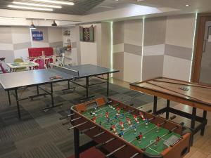 Stolní tenis v ubytování Heroes Hotel nebo okolí