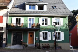 Casa verde y blanca con balcón en Ferienwohnung "Zur Krone" - zentrale Lage - NEU - en Zell im Wiesental