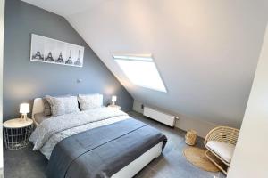 Un dormitorio con una cama grande y una ventana en Le P’tit Filot, en Hamoir