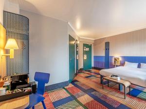 ブレストにあるB&B HOTEL Brest Port du Moulin Blancのベッドとデスクが備わるホテルルームです。