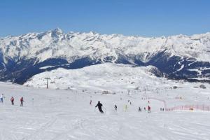 um grupo de pessoas a esquiar numa montanha coberta de neve em Rendena Dolomiti House CIPAT 022244-AT-012660 em Porte di Rendena