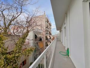 - un balcon dans un bâtiment avec une balustrade blanche dans l'établissement WSD Piraeus Amazing Luxury Boutique 2BD Apartment with balcony, au Pirée