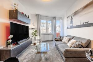 sala de estar con sofá y TV de pantalla plana en dimorauno - appartamento domotico a 5 stelle, en Padua