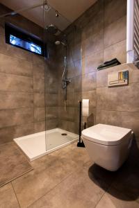 ein Badezimmer mit einer Dusche, einem WC und einer Badewanne in der Unterkunft Treehouse Karpacz in Karpacz
