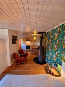 een kamer met een open haard en een woonkamer bij Kunstplanet im Herzen der Alpen am Planetenweg in Visp