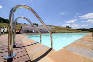 Бассейн в Resort Il Gallo Senone или поблизости