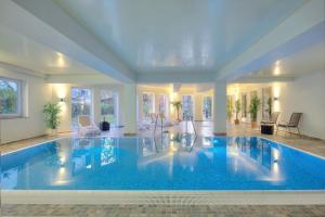 a large swimming pool in a large house at Ostseeresidenz Gorki Park Nr 01 in Heringsdorf