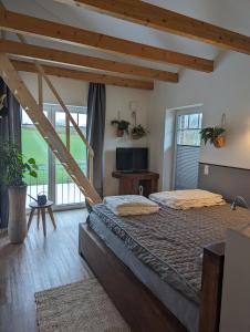 - une chambre avec 2 lits et une grande fenêtre dans l'établissement Ferienhaus Seestern in Reinbek, à Reinbek