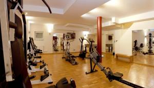 un gimnasio con cintas de correr y equipos de ejercicio en una habitación en Ostseeresidenz Gorki Park Nr 01, en Heringsdorf