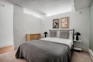 ein Schlafzimmer mit einem großen Bett in einem weißen Raum in der Unterkunft Bellevue jr 1br w gym bike storage nr park SEA-614 in Bellevue