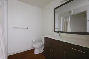 ein Badezimmer mit Toilette und großem Spiegel in der Unterkunft Bellevue jr 1br w gym bike storage nr park SEA-614 in Bellevue + 19 Fotos