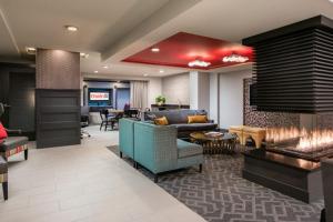 ein Wohnzimmer mit Couch und Kamin in der Unterkunft Bellevue jr 1br w gym bike storage nr park SEA-614 in Bellevue