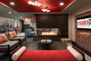 eine Lobby mit einem Wohnzimmer mit Kamin in der Unterkunft Bellevue jr 1br w gym bike storage nr park SEA-614 in Bellevue