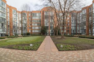 a courtyard in front of a large building at Court House 1br w pool gym nr bakeries WDC-783 in Arlington