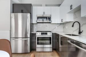 Kuhinja ili čajna kuhinja u objektu Somerville 2br w wd near union square T stop BOS-964