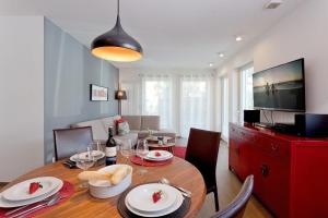 una sala da pranzo con tavolo e un soggiorno di Seeresidenz Haus Nordic a Bansin