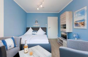 ヘリングスドルフにあるVilla Bettinaの青い部屋(ベッド1台、ソファ、テーブル付)