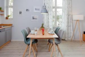 einen Esstisch mit blauen Stühlen in der Küche in der Unterkunft Villa Frisia Nr 29 in Bansin
