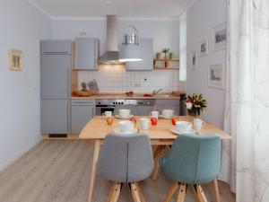 eine Küche mit einem Holztisch und zwei Stühlen in der Unterkunft Villa Frisia Nr 29 in Bansin