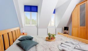 ein Schlafzimmer mit einem Bett mit zwei Kissen darauf in der Unterkunft Villa Frisia Nr 29 in Bansin