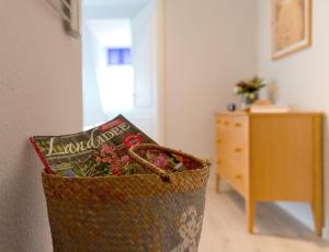 einen Korbkorb mit einem Kissen und einer Kommode in einem Zimmer in der Unterkunft Villa Frisia Nr 29 in Bansin