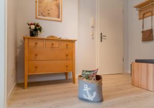 Zimmer mit Kommode und Mülleimer in der Unterkunft Villa Frisia Nr 29 in Bansin + 5 Fotos