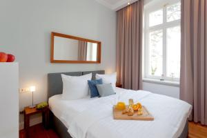 een hotelkamer met een bed en een dienblad met fruit erop bij Villa Gruner Nr 8 in Zinnowitz