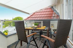 d'une terrasse avec une table et des chaises sur un balcon. dans l'établissement Villa Gruner Nr 17, à Zinnowitz