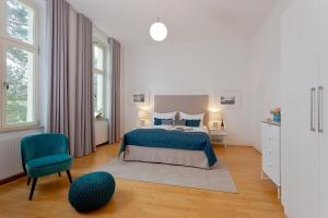 ヘリングスドルフにあるVilla Schlossbauer Nr 09のベッドルーム1室(ベッド1台、青い椅子付)