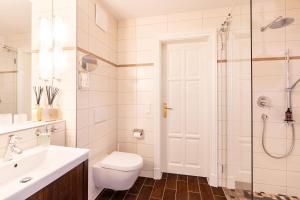 ツィノヴィッツにあるVilla Gruner Nr 9のバスルーム(トイレ、洗面台、シャワー付)
