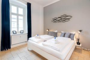 - un lit blanc dans une chambre avec fenêtre dans l'établissement Villa Monico Appartement 4, à Heringsdorf