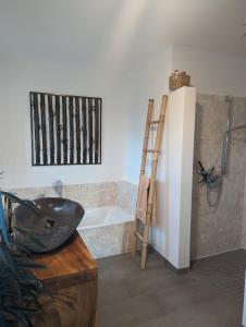 a bathroom with a sink and a bath tub at Ferienhaus Seestern in Reinbek in Reinbek