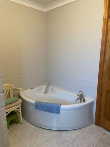 een witte badkamer met een bad in de kamer bij Sandhill, in Mulranny