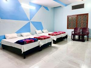 Postel nebo postele na pokoji v ubytování Trilok Residency - Dashashwamedh Varanasi