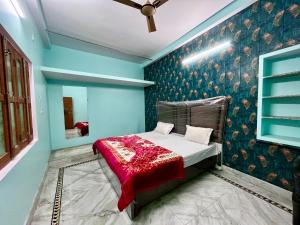 Postel nebo postele na pokoji v ubytování Trilok Residency - Dashashwamedh Varanasi