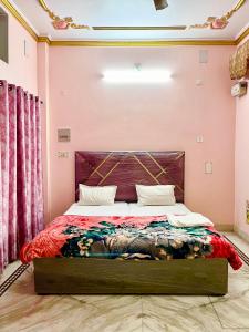 Postel nebo postele na pokoji v ubytování Trilok Residency - Dashashwamedh Varanasi