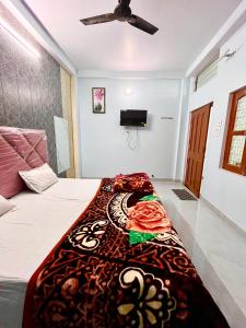 Postel nebo postele na pokoji v ubytování Trilok Residency - Dashashwamedh Varanasi