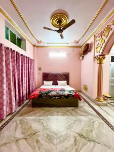 Trilok Residency - Dashashwamedh Varanasi في فاراناسي: غرفة نوم بسرير وسقف