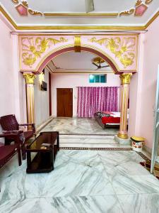 Posezení v ubytování Trilok Residency - Dashashwamedh Varanasi