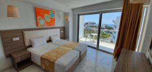 Postel nebo postele na pokoji v ubytování Corfu Hotel