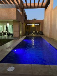 馬拉喀什的住宿－Villa Firdaous，一座拥有蓝色灯光的游泳池