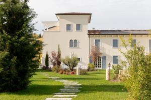 uma casa com um jardim em frente em Relais Ca' Morenica em Valeggio sul Mincio